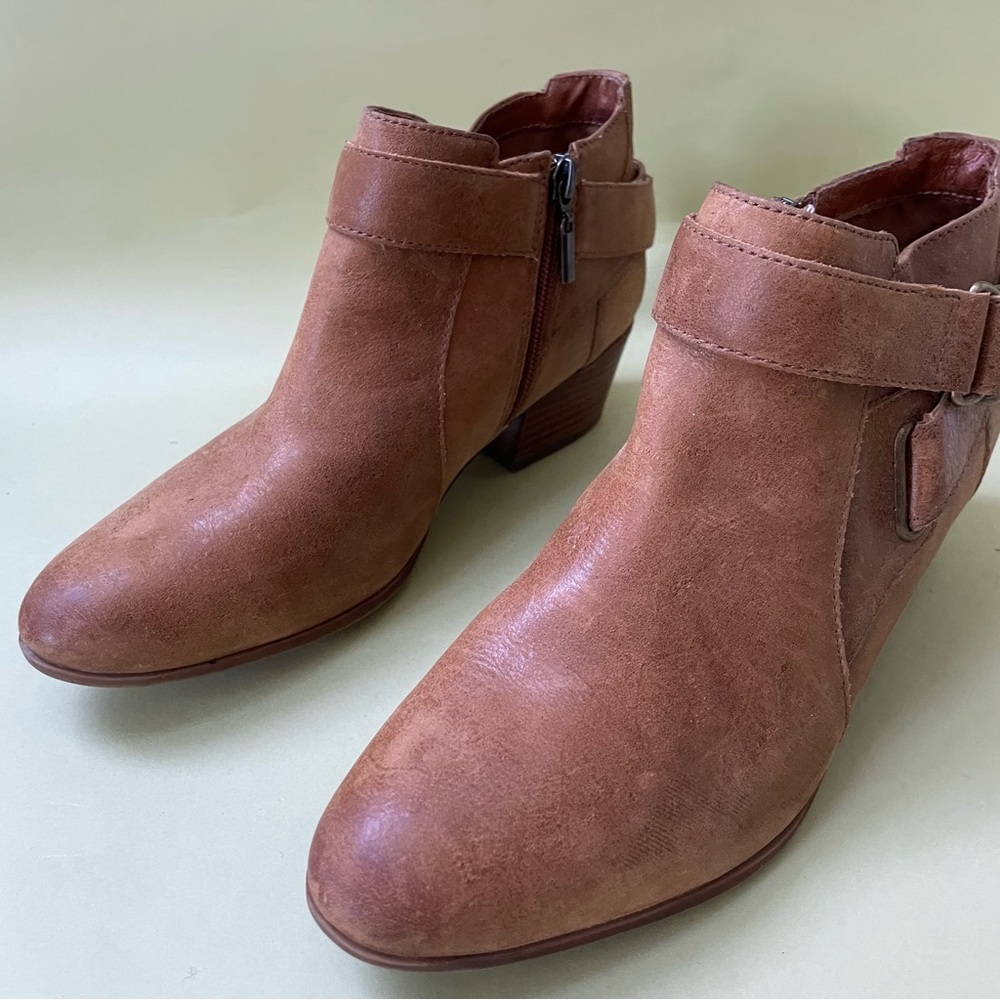 Vintage caramel Clarks distressed leather booties